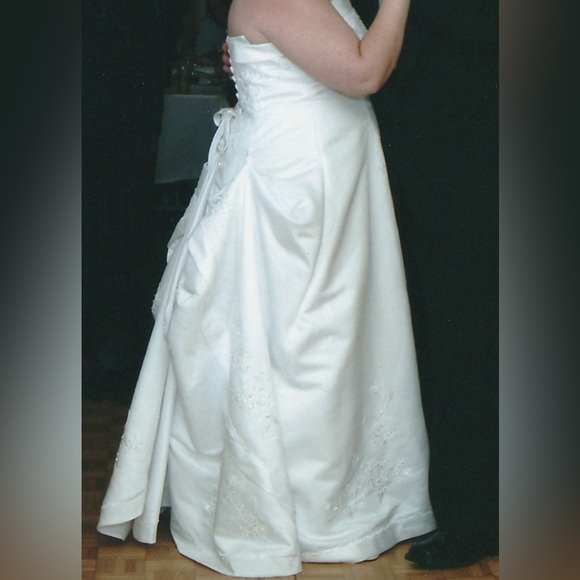 Plus Size Wedding Dress - size 22W White with beading and beautiful train - Picture 9 of 16